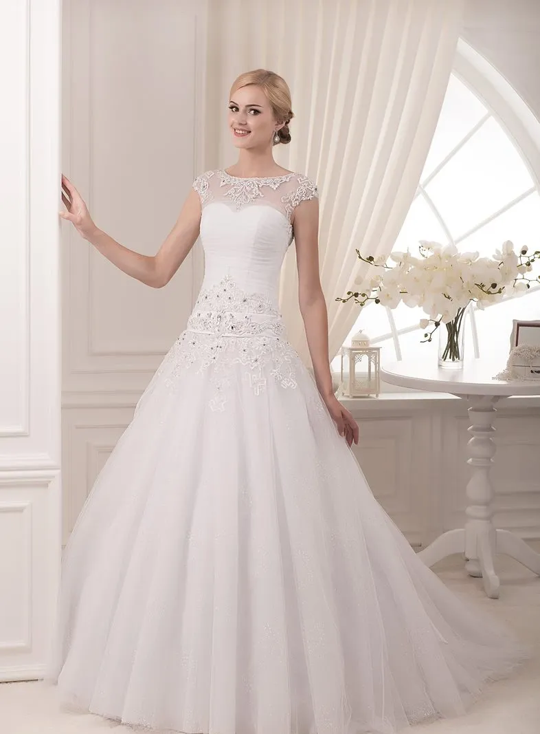 ---Vestido de novia descontado de corte A de la colección 2021 a la venta online hecho en tul con aplicaciones de encaje y forro