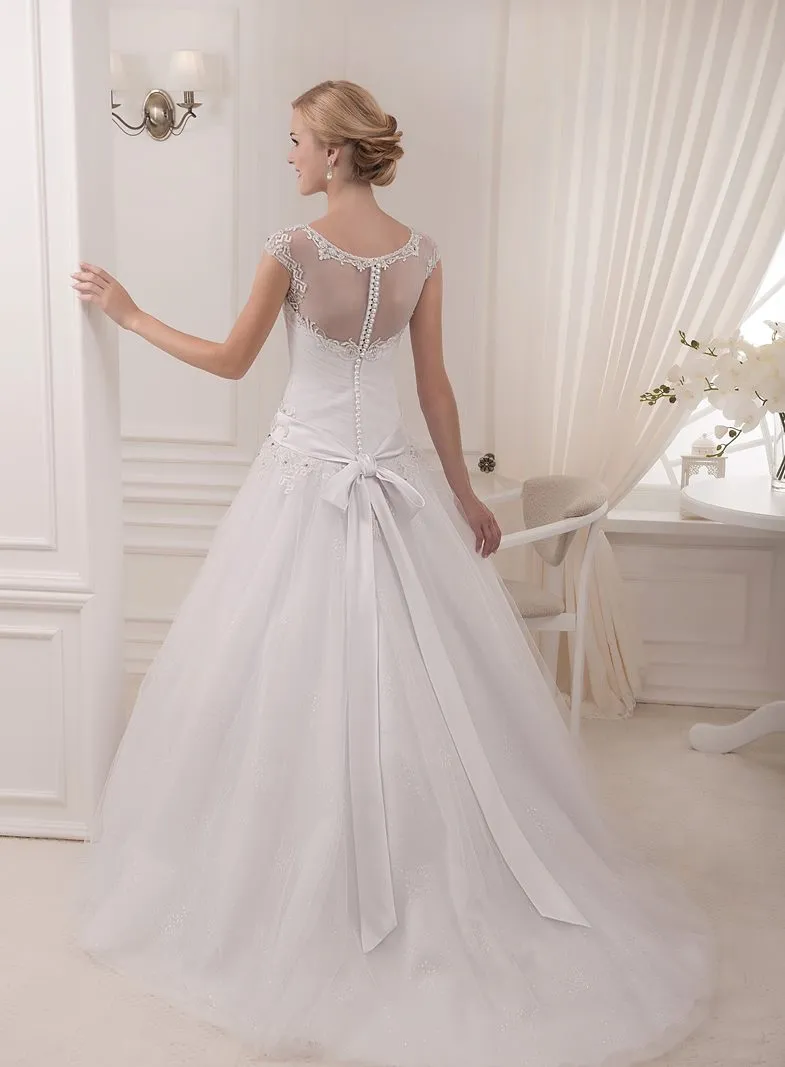 ---Vestido de novia descontado de corte A de la colección 2021 a la venta online hecho en tul con aplicaciones de encaje y forro