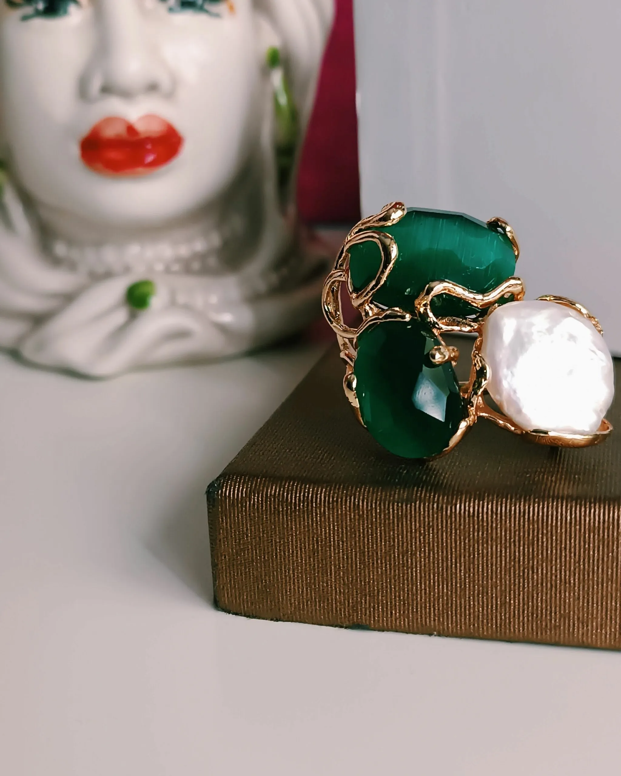 Anello Artigianale con Occhio di Gatto Verde e Perla Barocca Piatta