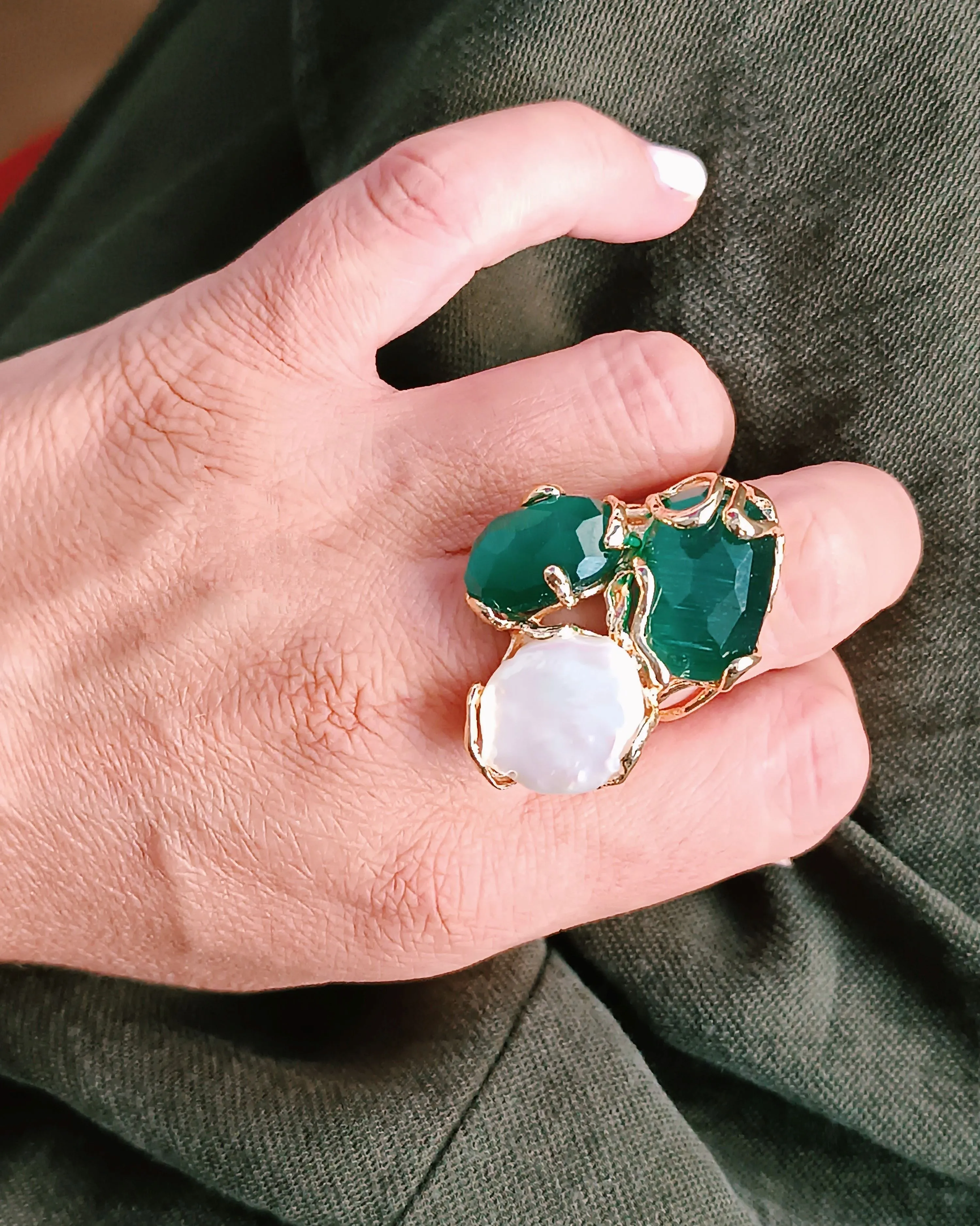 Anello Artigianale con Occhio di Gatto Verde e Perla Barocca Piatta