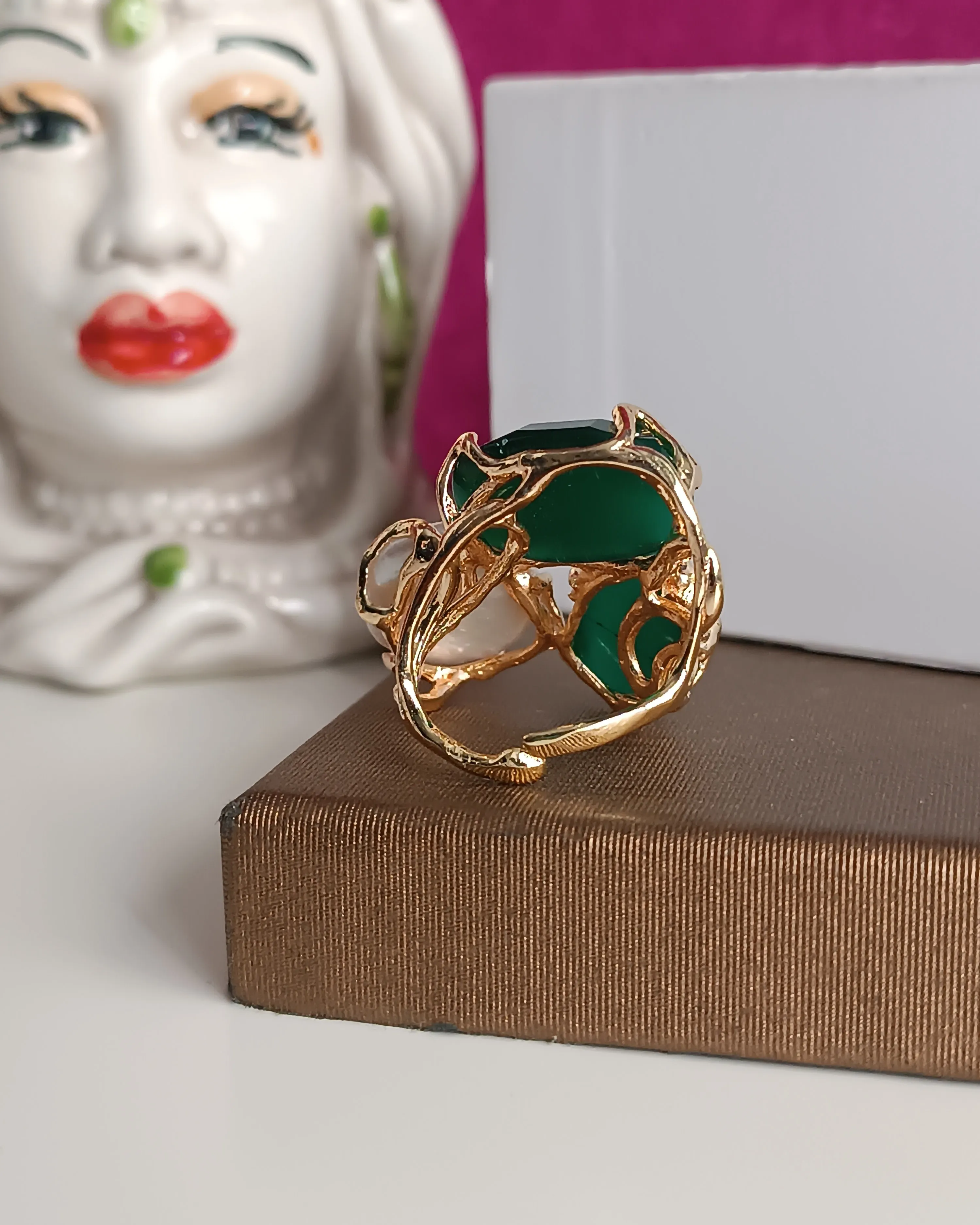 Anello Artigianale con Occhio di Gatto Verde e Perla Barocca Piatta