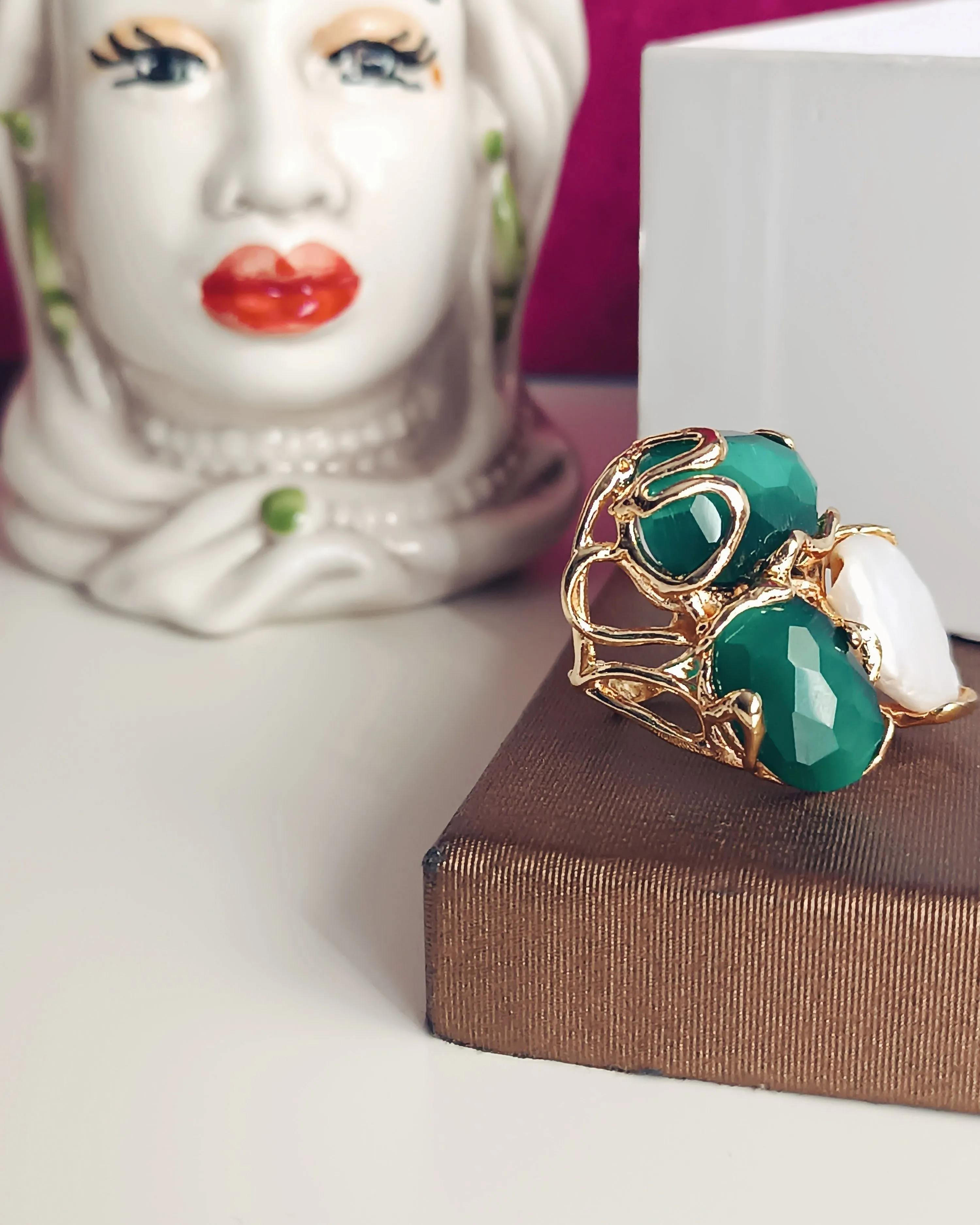 Anello Artigianale con Occhio di Gatto Verde e Perla Barocca Piatta
