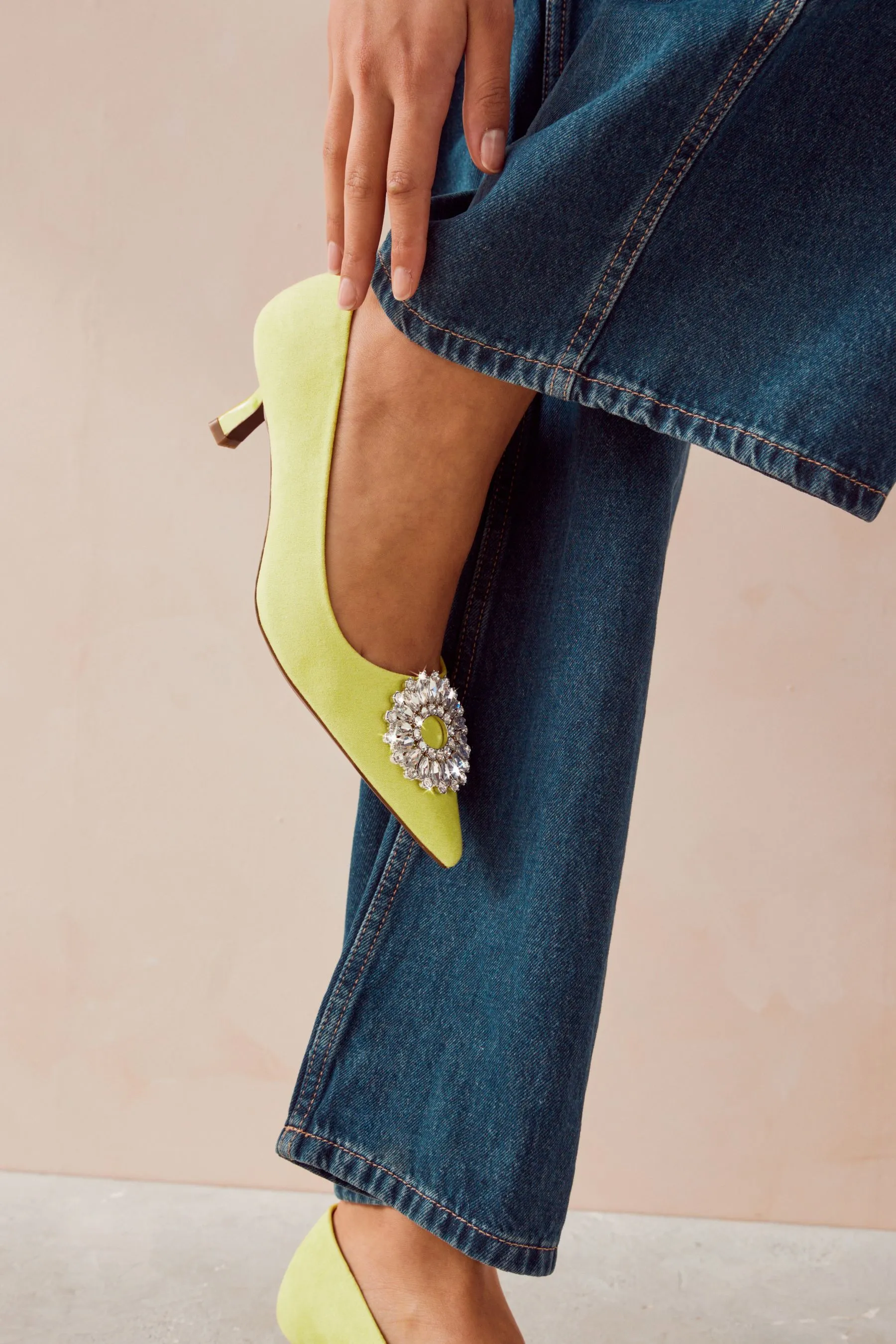 Forever Comfort - Scarpe con tacco a rocchetto e finiture con gioielli