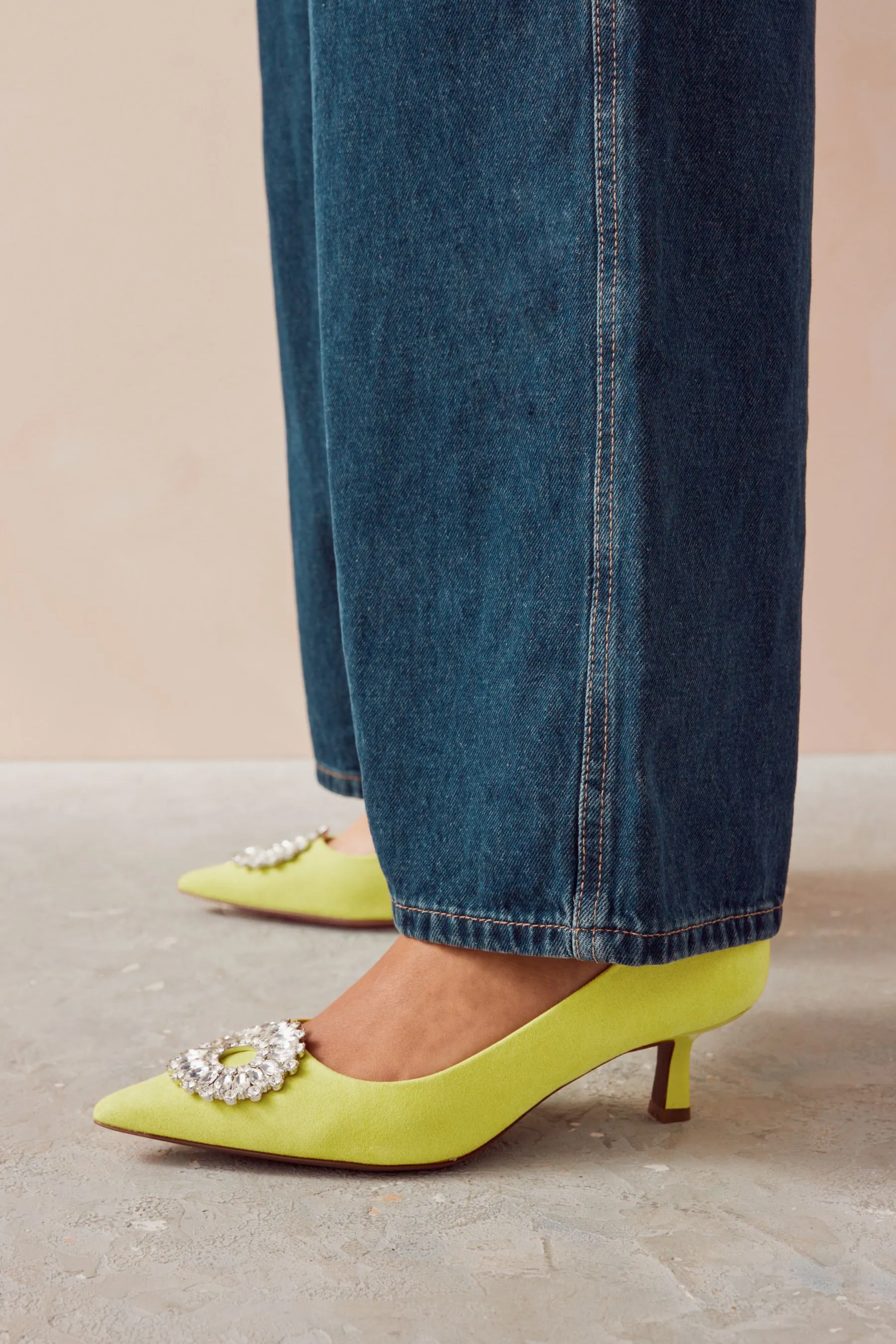 Forever Comfort - Scarpe con tacco a rocchetto e finiture con gioielli