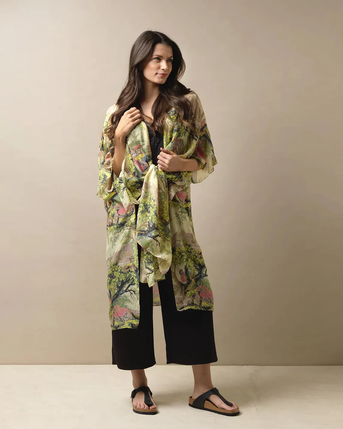 Kimono lungo avorio a fantasia dipinto di paesaggio verde gialla e fucsia in cupro e modal