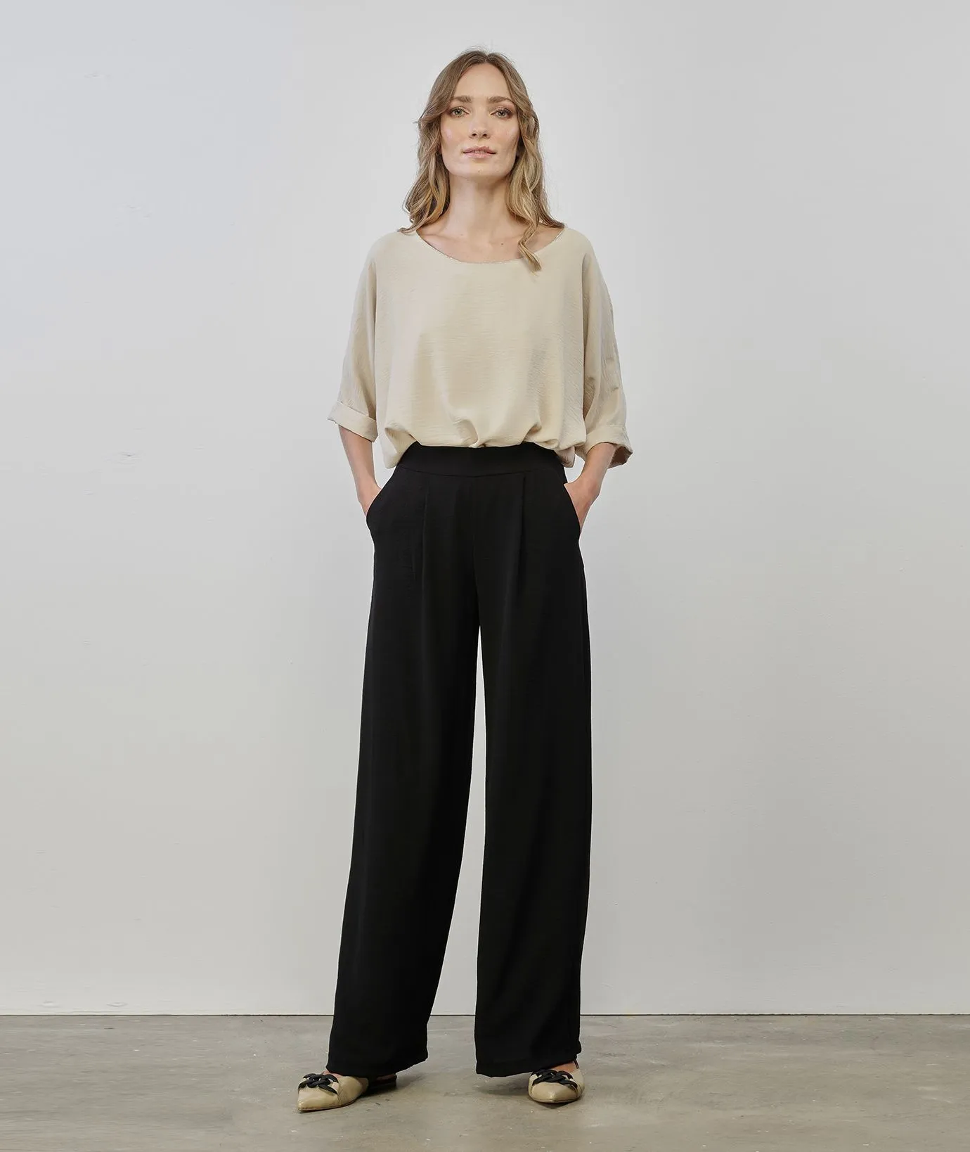 Pantaloni neri modello ampio