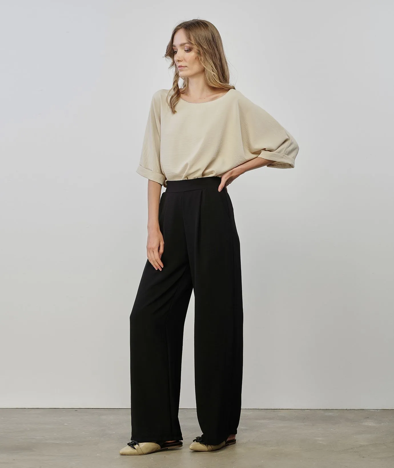 Pantaloni neri modello ampio
