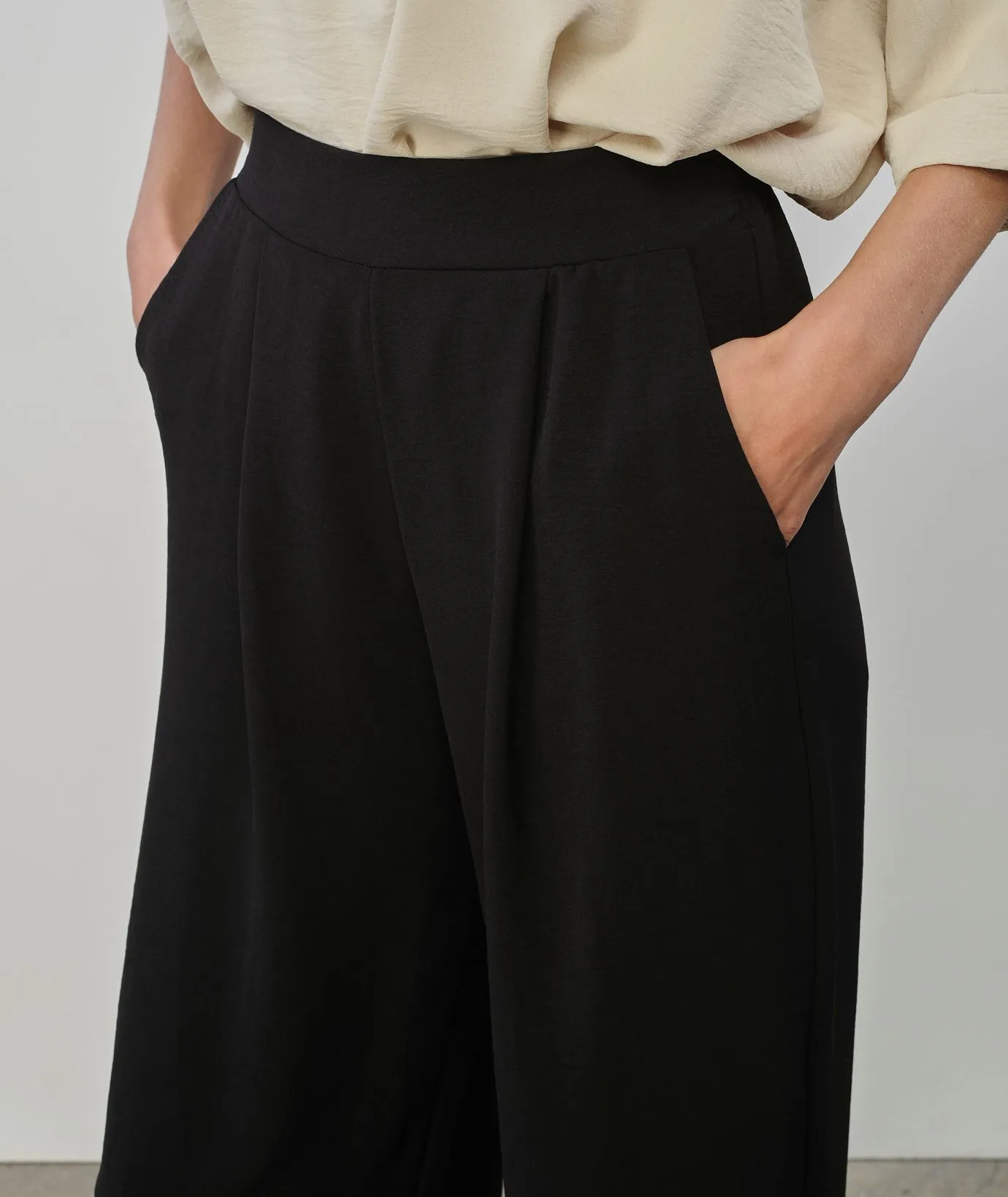Pantaloni neri modello ampio
