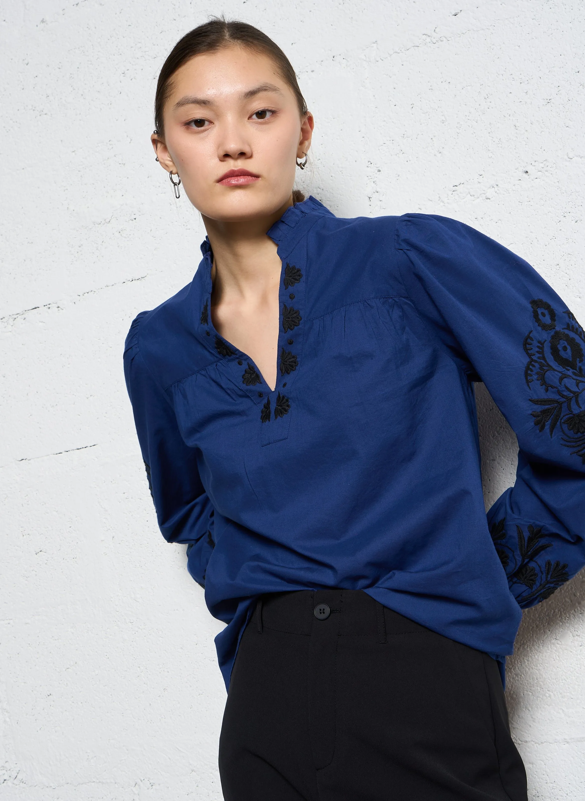  SUD EXPRESS   TEFITIS - Blusa ampia con scollo a V in cotone ricamato | Blu