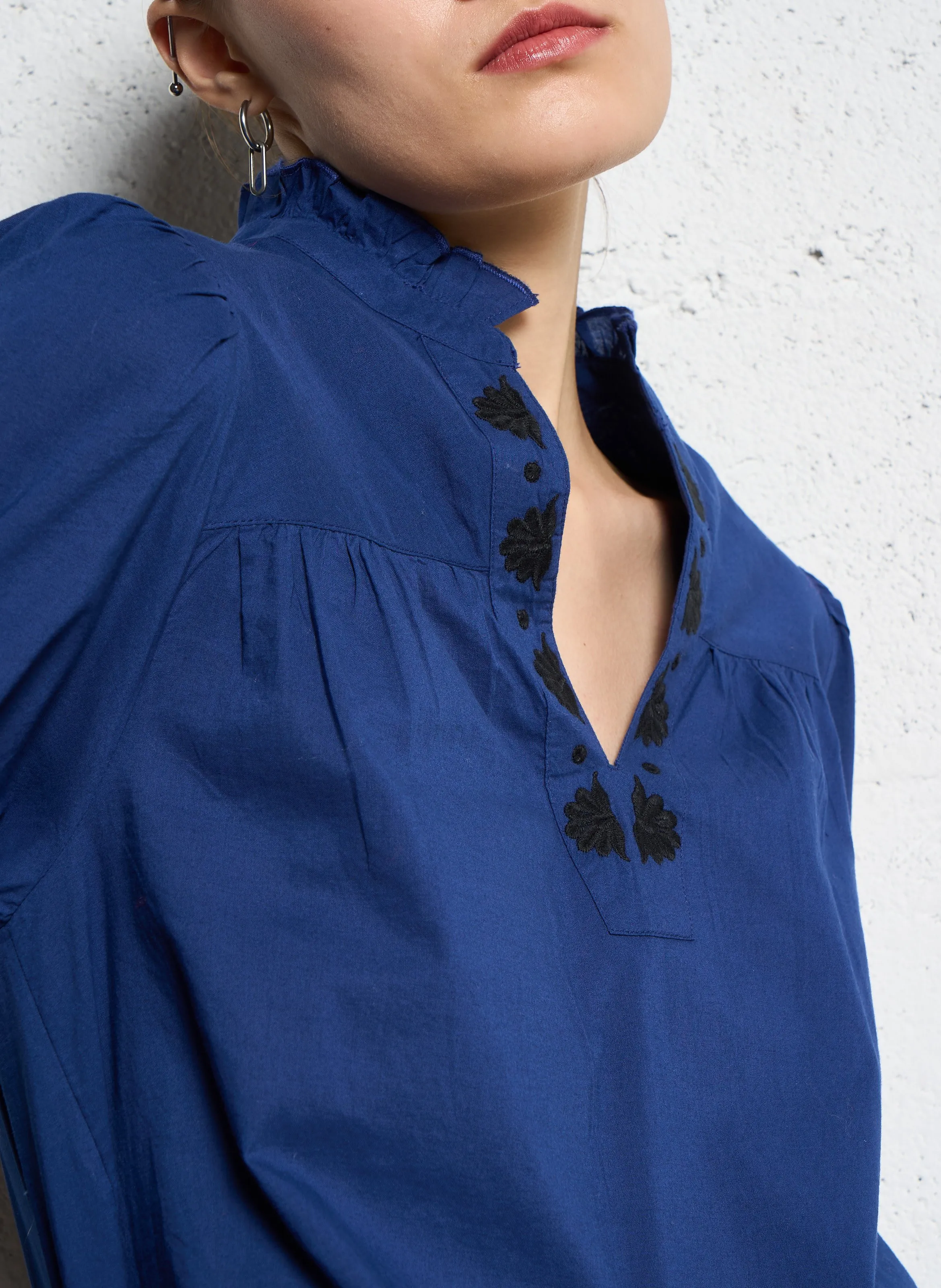  SUD EXPRESS   TEFITIS - Blusa ampia con scollo a V in cotone ricamato | Blu