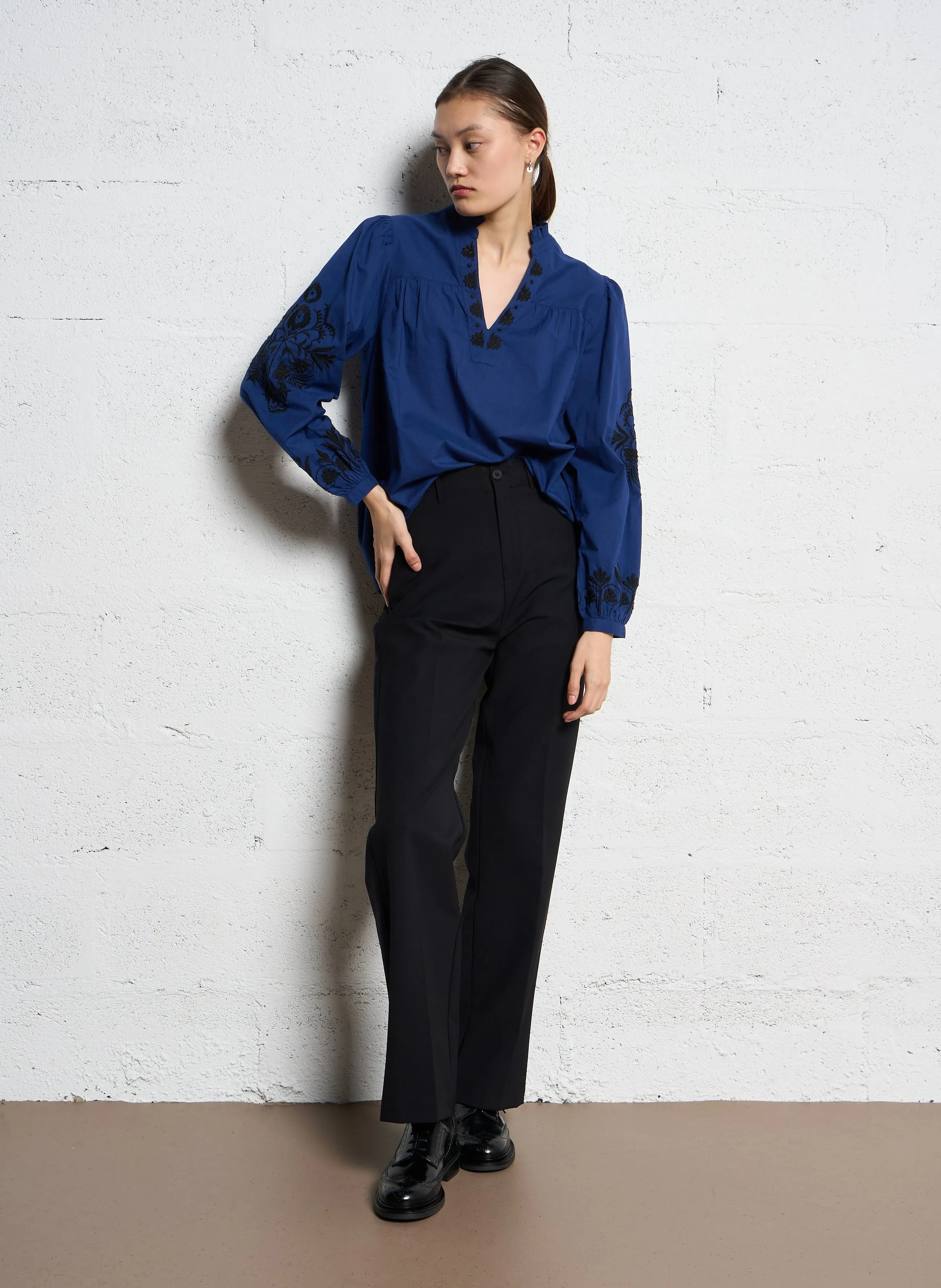  SUD EXPRESS   TEFITIS - Blusa ampia con scollo a V in cotone ricamato | Blu