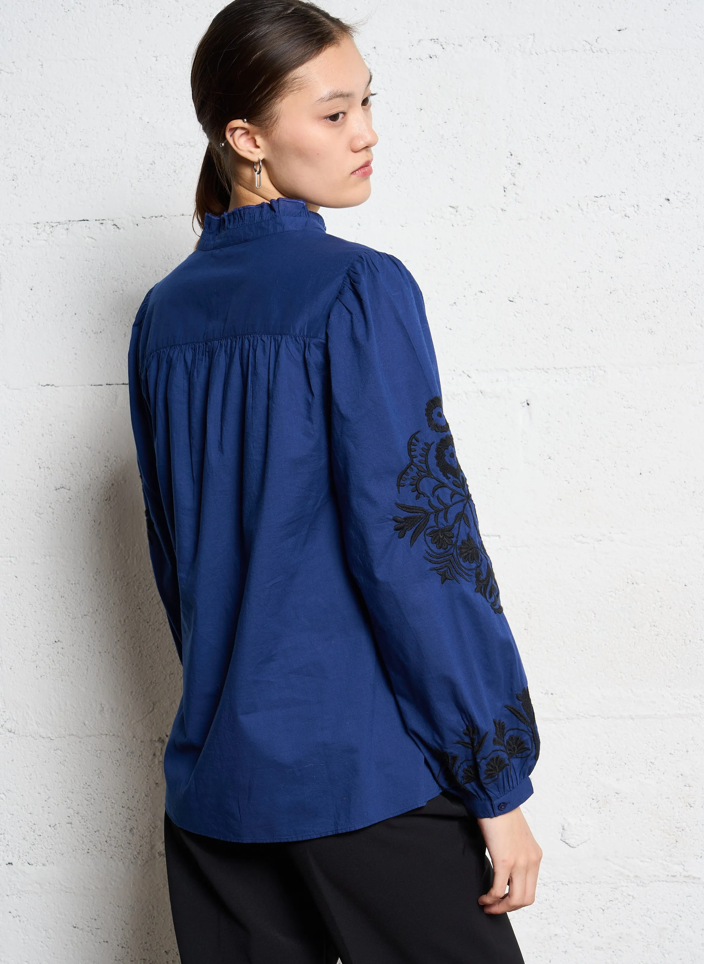  SUD EXPRESS   TEFITIS - Blusa ampia con scollo a V in cotone ricamato | Blu